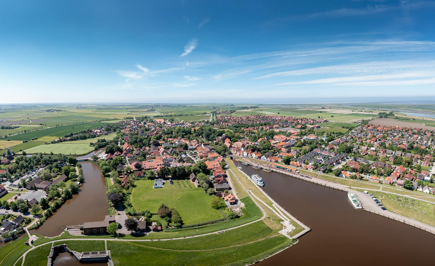 Fehnkanal und grüne Landschaft in Ostfriesland