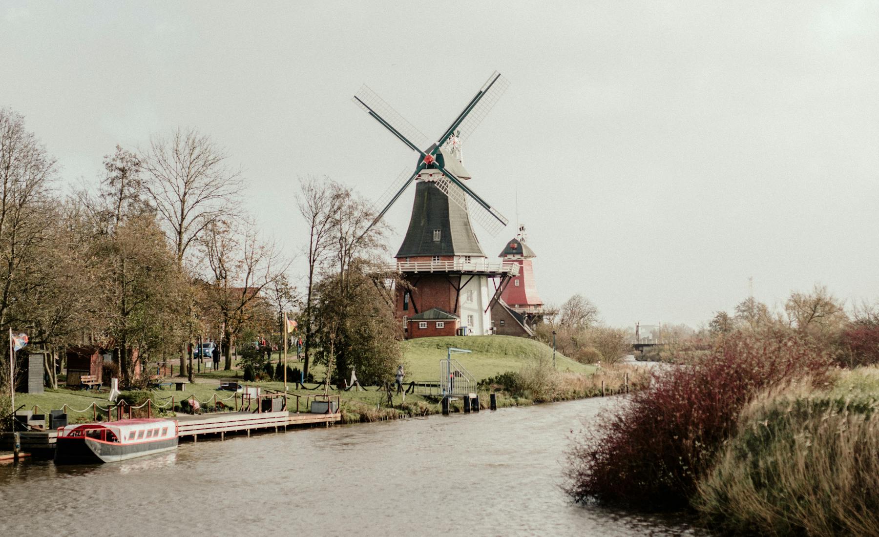Historische Windmühle und Wasserlauf in der Krummhörn