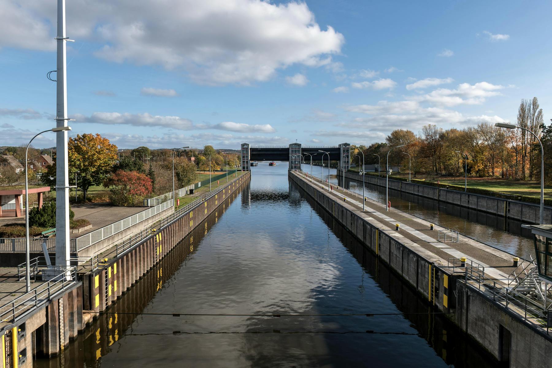 Ruhiger Kanal mit Uferlandschaft als Motiv für Moormerland