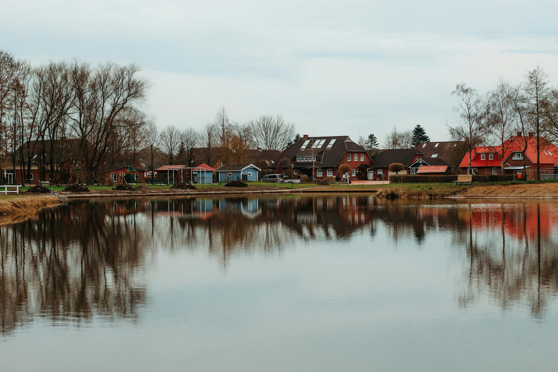 Ruhige Wasserlage mit Häusern als Motiv für Südbrookmerland