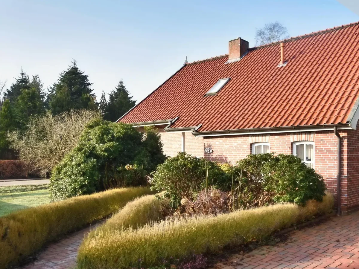 Gepflegtes Einfamilienhaus auf großem Grundstück in 26524 Hage